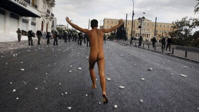 Полицейские Кокшетау провели спецоперацию по задержанию голого мужчины 