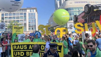 25 тысяч пешеходов и велосипедистов вышли на демонстрацию против автомобилей в Германии