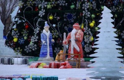 В Астане срочно спасают то, что осталось от ледового городка 