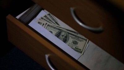 Студенты в Алматы назвали имена преподавателей, которым платили деньги и дарили подарки