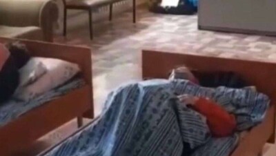 В управлении здравоохранения Караганды объяснили, почему люди лежат в коридоре больницы