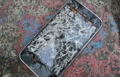 Учёный объяснил, почему смартфон падает экраном вниз