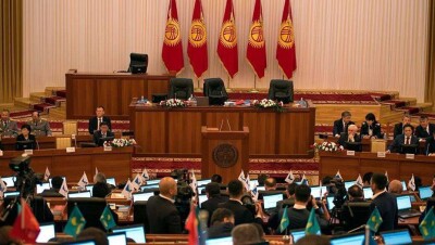 Советника спикера Жогорку Кенеша уволили за безграмотное письмо премьер-министру