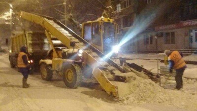 Всю ночь коммунальщики Алматы боролись с последствиями снегопада