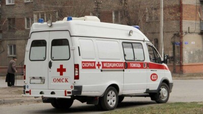 В Омске врачи скорой привезли пациентов с Covid-19, которых не брали в больницы, к зданию минздрава