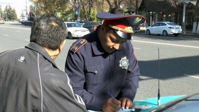 Как быстро должен подойти автоинспектор к водителю после остановки, рассказали в МВД