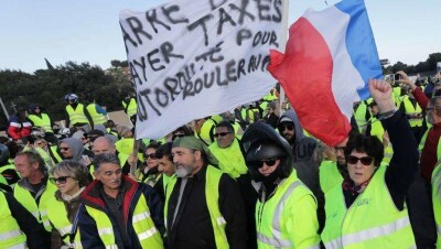 Во Франции "жёлтые жилеты" попытались прорваться в резиденцию Макрона