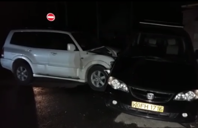 Внедорожник припечатал к забору минивэн в результате аварии в Алматы