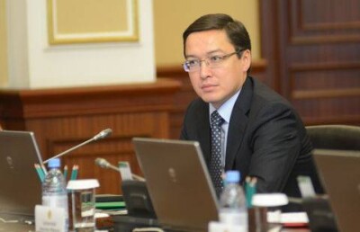 Глава Нацбанка призывает казахстанцев перестать считать деньги в долларах