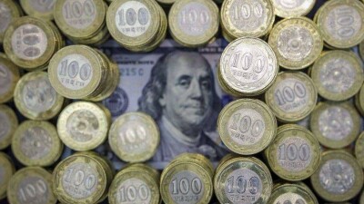 Ещё на 2 тенге упала стоимость доллара на бирже