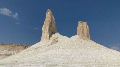 Токаев поручил пересмотреть проект строительства отеля в урочище Бозжыра