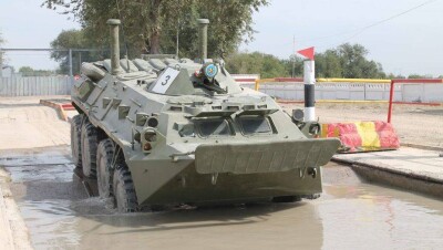 Вождение боевых машин на плаву отработали курсанты института Сухопутных войск РК