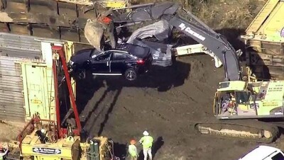 Сотня новых BMW превратилась в автохлам в результате крушения поезда
