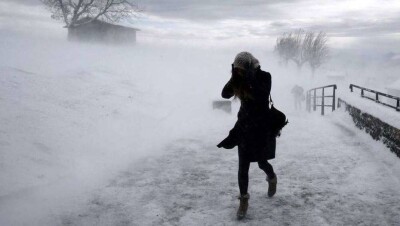 "Не пытайтесь прятаться за остановками". ДЧС предупредил о шторме в столице