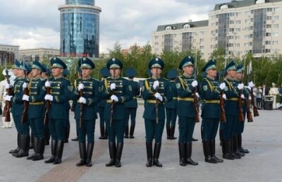 Служба государственной охраны РК станцевала под хит 90-ых "I like to move it"