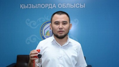 Казахстанец выиграл автомобиль на Международном айтысе акынов