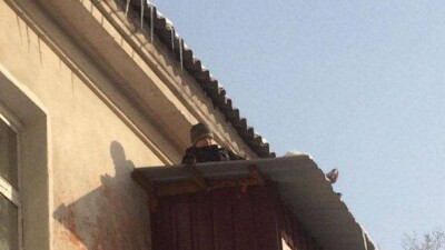 Девятилетнего мальчика сняли с козырька балкона в Усть-Каменогорске