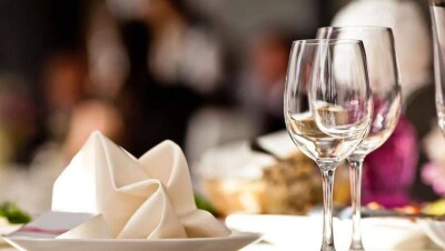 В Минздраве объяснили, почему кафе разрешают работать и принимать посетителей, а банкетным залам – нет