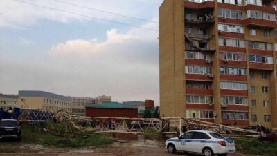 Строительный кран рухнул на многоэтажный дом в Актобе из-за шквального ветра 