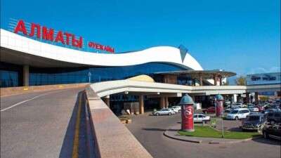 В Алматы с рейса сняли пьяного дебошира