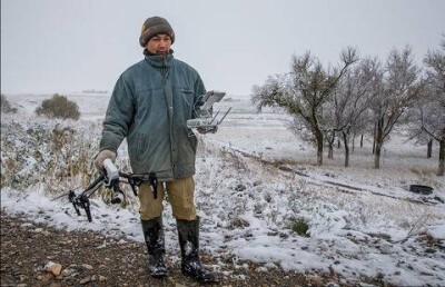 Пастух из Жамбылской области пасёт овец при помощи квадрокоптера