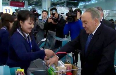 Стало известно, что купил Назарбаев в алматинском гипермаркете