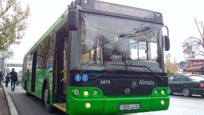В Алматы водитель автобуса подрался с пассажиром. Его отстранили от работы