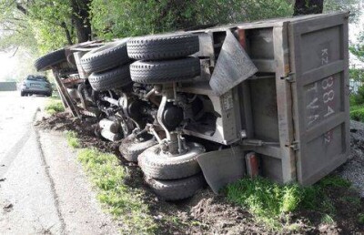 Грузовик со щебнем перевернулся на трассе в Алматы