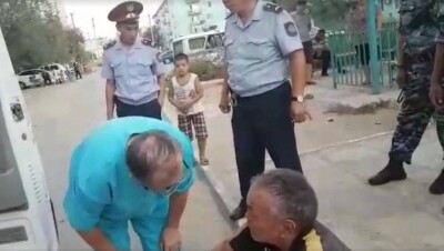 Врач скорой помощи пнул пьяного мужчину в Кызылорде