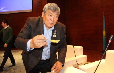 Первого казахского космонавта накормили картофелем "Токтар" 