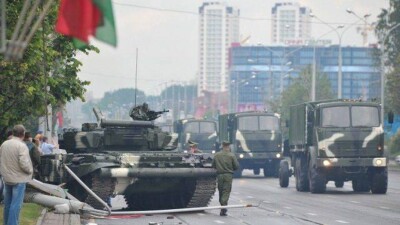 Танк Т-72 протаранил столб по пути на военный парад в Минске