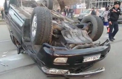 Внедорожник Toyota перевернулся на перекрёстке в Алматы 