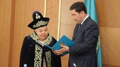 Квартиру в Караганде подарили художнику без рук Карипбеку Куюкову