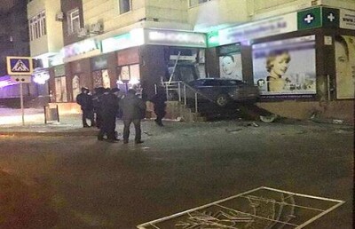 Появилось видео погони спецназа за карагандинцем, влетевшим в двери аптеки