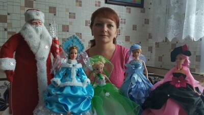 Домохозяйка из ВКО зарабатывает пошивом одежды для кукол барби