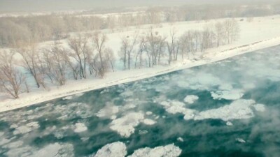 Видео замерзающего Иртыша набирает популярность в Сети