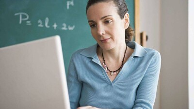 Из-за необходимости заполнять "Кунделик" в каждом кабинете школ Астаны установят компьютер