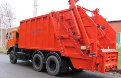 Ковш от мусоровоза насмерть задавил школьника в Караганде