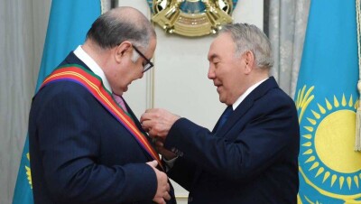 Нурсултан Назарбаев наградил Алишера Усманова орденом "Достық"