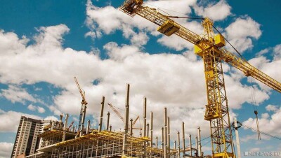 Из-за ветра в Астане упал башенный кран, погиб крановщик