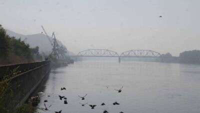 Жителям Усть-Каменогорска рекомендуют не выходить на улицу из-за едкого дыма