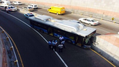 Автобус врезался в опору дорожной развязки в Алматы: 11 человек пострадали