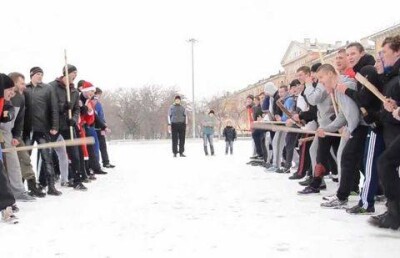 В Караганде у стадиона "Шахтёр" десятки человек сошлись стенка на стенку