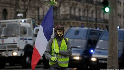 Во Франции полиция применила против "жёлтых жилетов" слезоточивый газ 