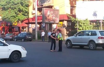 Житель Алматы профессионально разрулил пробку, пока не работал светофор