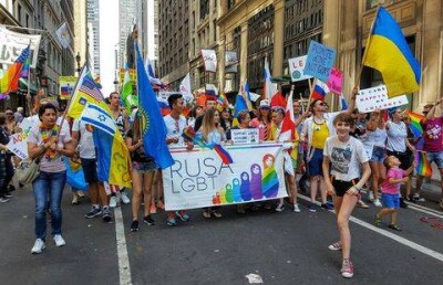 Флаг Казахстана несли в первом ряду на гей-параде в Нью-Йорке
