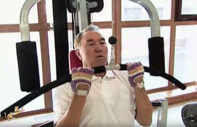 Акорда опубликовала клип с Президентом в фитнес-зале 