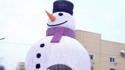 12-метрового снеговика установили в Уральске 