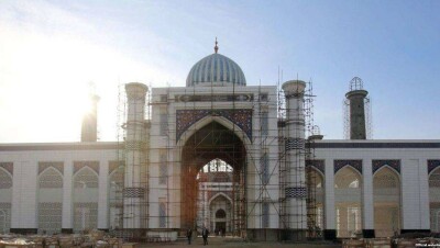 Девять строителей крупнейшей в Центральной Азии мечети упали с 60-метровой высоты в Душанбе