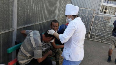 В Уральске помыли и причесали бездомных